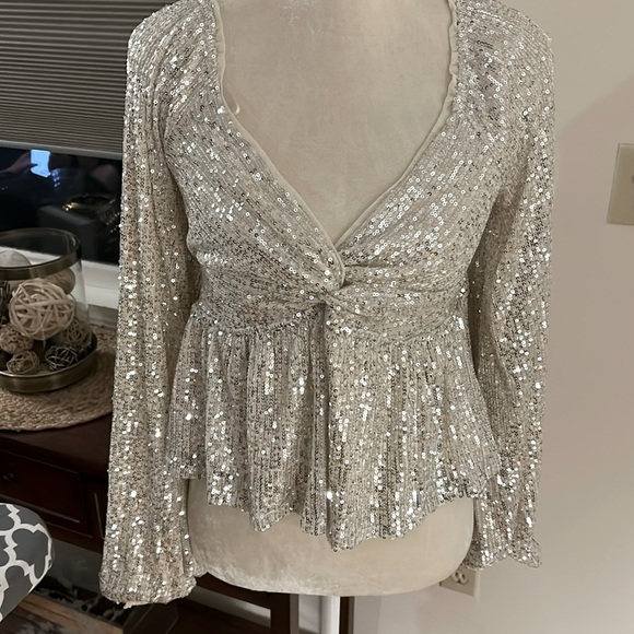 Elegant Silver Sequin Women's Top - Picture 1 of 4